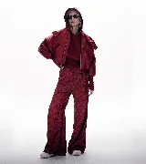 Campera estilo bomber crop color negro, capitoneada con capucha y guantes.