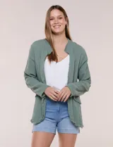 Chaqueta de algodón verde militar, marca Dash, con bolsillos simulados en el frente y terminaciones desflecadas.