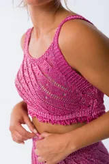 Musculosa fucsia de tejido crochet con diseño calado.