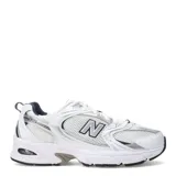 Championes New Balance modelo 530 con diseño retro inspirado en el running. Presenta una capellada de malla transpirable con superposiciones sintéticas en tonos blanco y plateado, detalles en azul marino y entresuela con tecnología de amortiguación ABZORB.