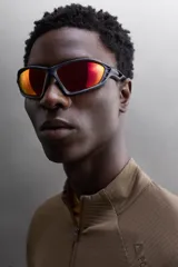 Sudadera negra de tejido técnico Polartec© con interior en estructura waffle. Tiene cuello alto con cremallera, mangas largas con puños ajustables con abertura para el pulgar y logo Polartec© bordado en el hombro.