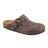 Zueco de fieltro color marrón, con diseño cerrado en la parte frontal y talón descubierto. Presenta una tira ajustable con hebilla metálica sobre el empeine y una suela anatómica de corcho con base de goma.