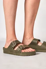 Sandalias de goma con hebillas ajustables, disponibles en color negro, verde militar, plateado y dorado.