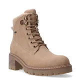 Botas acordonadas de mujer color beige, de estilo borceguí, con taco cuadrado y suela track. Presentan detalles de costuras pespuntadas, cuello tejido de punto y ojales metálicos.