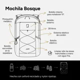 Mochila de senderismo color verde con panel frontal gris oscuro y cordón elástico cruzado color naranja. Tiene dos compartimentos principales con doble cierre, bolsillo frontal con cierre, dos bolsillos laterales elásticos, bolsillo oculto trasero, compartimento interno para laptop y bolsillo de malla.