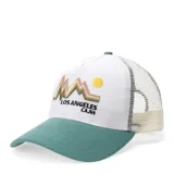 Gorro tipo trucker con frente blanco y visera verde. Presenta un bordado frontal con diseño de montañas, un sol y el texto 'LOS ANGELES CALI'. La parte posterior es de malla blanca.