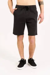 Bermuda Billabong de tipo jogger walk washed, color negro, con cintura elástica con cordón ajustable y bolsillos laterales.