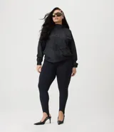 Campera rompevientos deportiva color celeste, con capucha y cordones de ajuste, cierre frontal completo, mangas largas con puños elásticos y bolsillos funcionales.