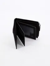 Billetera de cuero sintético color negro con textura granulada y diseño clásico plegable.
