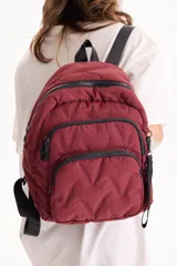 Mochila Aurora de nailon acolchado en color negro, con diseño de múltiples compartimentos con cierre y correas ajustables.