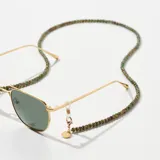 Correa para lentes con cuentas de cristal multicolor en tonos verdes, marrones y rojos. Terminales de goma transparentes con detalles en dorado.