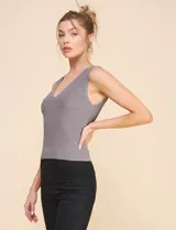 Musculosa gris de lurex con escote en V en la parte delantera y trasera.