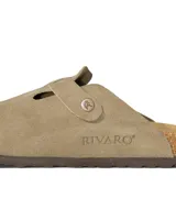 Zuecos de gamuza color beige con diseño de punta cerrada y ajuste lateral mediante tira con hebilla metálica grabada. Presentan una plantilla anatómica de corcho y látex, con suela de goma antideslizante.