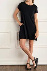Vestido mini negro de manga corta y cuello redondo, confeccionado en mezcla de viscosa y elastano con diseño fluido y versátil.