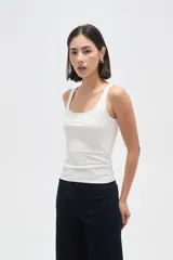 Musculosa de poliamida al cuerpo con cuello cuadrado y breteles anchos.