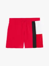 Short de baño rojo con cintura elástica ajustable con cordón, logo de Tommy Hilfiger estampado en el lateral y detalles en azul marino y blanco.