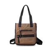 Mochila y cartera híbrida confeccionada en nylon de color beige con detalles y correas en negro. Posee dos asas superiores para llevar al hombro y correas traseras ajustables para usar como mochila. Presenta dos bolsillos frontales con cierre de cremallera y tiradores largos.