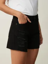 Short de jean negro con roturas y terminación desflecada.