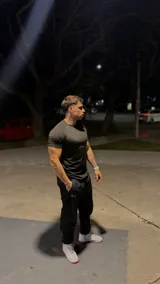 Remera de compresión de manga corta, color negro, con ajuste al cuerpo y logo estampado en el pecho. Confeccionada en tejido técnico elástico y transpirable.