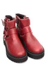 Botin de cuero color bordo con suela track negra, cierre lateral, hebilla ajustable en la parte superior y detalle de correas con argollas metálicas en el tobillo.