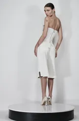 Bermuda blanca de corte amplio con detalles metálicos.