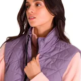 Chaleco acolchado color lila con cierre frontal y bolsillos laterales con cierre. Resistente al agua y al viento, hecho con insulación reciclada.
