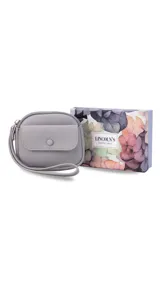 Monedero compacto de símil cuero con textura granulada, cuenta con un compartimento principal con cierre, correa de mano y un bolsillo frontal con solapa y botón a presión.