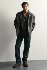 Bota de piel para hombre con acabado en serraje, diseño de caña media, punta ligeramente perfilada y tacón ancho a contraste.