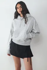 Buzo con capucha ajustable mediante cordón y bolsillo tipo canguro. Presenta mangas largas, puños y ruedo acanalados.