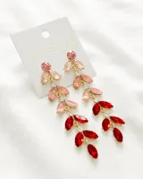 Aros colgantes largos con cristales facetados en tonos rosa y rojo, engarzados en metal dorado.