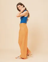Pantalón de lino color naranja, de tiro alto y corte wide leg.