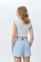 Short a rayas verticales celestes y blancas con elástico en la cintura.