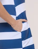 Vestido corto de estilo náutico y polo, marca Cupio, con diseño de mangas cortas, cuello con solapa y escote en V. Presenta un estampado de rayas horizontales en color beige y blanco, con un corte recto de silueta suelta que brinda comodidad y un calce relajado.