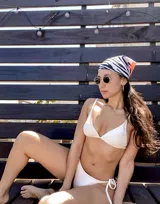 Top de bikini blanco con forma de triángulo, con copas desmontables y tirantes regulables.