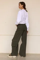 Pantalón jean cargo de pana color verde militar, de pierna súper ancha y tiro alto. Presenta bolsillos laterales.