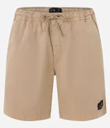 Bermuda masculina de sarga color blanco, con cintura elástica y lazo de ajuste. Presenta bolsillos laterales y una etiqueta decorativa aplicada en la parte inferior de la pierna.
