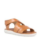 Sandalia de cuero con textura de reptil, diseño de tiras cruzadas en el empeine y cierre con velcro en el talón. Cuenta con una suela blanca flexible y liviana.
