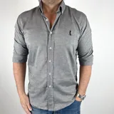 Camisa gris de algodón con cuello italiano y manga corta.