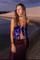 Top de cuero azul eléctrico con diseño de estrellas plateadas, breteles regulables con hebillas y cierre con hebilla en el frente.