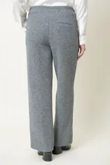 Pantalón ancho de vestir color gris jaspeado, con bolsillos laterales y cintura elástica en la parte trasera.