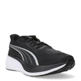 Championes de running Puma Darter Pro, color negro con detalles en blanco. Presentan una parte superior de malla transpirable, entresuela con tecnología Profoam para mayor amortiguación y suela de goma duradera para tracción.