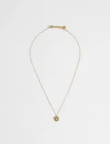 Collar de cadena fina en tono dorado con dije circular que presenta un diseño de ojo turco en el centro.