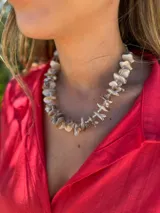 Collar corto con cuentas irregulares de nácar y mostacillas transparentes. Cierre con cadena de acero quirúrgico y ganchito para regular el largo.