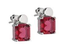 Par de caravanas de plata 925 con cristal de Swarovski Elements color rojo, de forma cuadrada. Cierre de tornillo a presión.