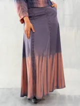 Falda larga azul con efecto degradado en verde, de corte a la cintura con dos bolsillos laterales y cierre invisible. Confeccionada en algodón tipo seda y teñida a mano.