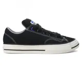 Championes Converse Chuck Taylor Puff de corte bajo, color negro con suela blanca y costuras contrastantes en blanco. Presentan un diseño acolchado inspirado en los años 90 con cordones anchos y amortiguación OrthoLite.