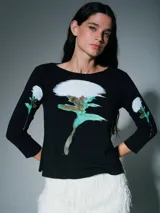 Top de algodón color negro con estampado artístico de flores en el frente y en las mangas.