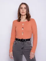 Remera negra de manga larga con escote redondo y aberturas frontales.