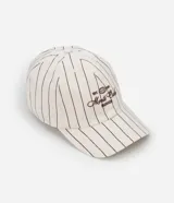 Gorra de sarga color crudo con rayas verticales negras y bordado frontal con el texto "EST. 1991 Monte Carlo Monaco".