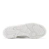 Championes urbanos New Balance modelo BBW550ST, color blanco con detalles en beige y mostaza, confeccionados en cuero sintético, con logo "N" característico en los laterales y suela de goma.